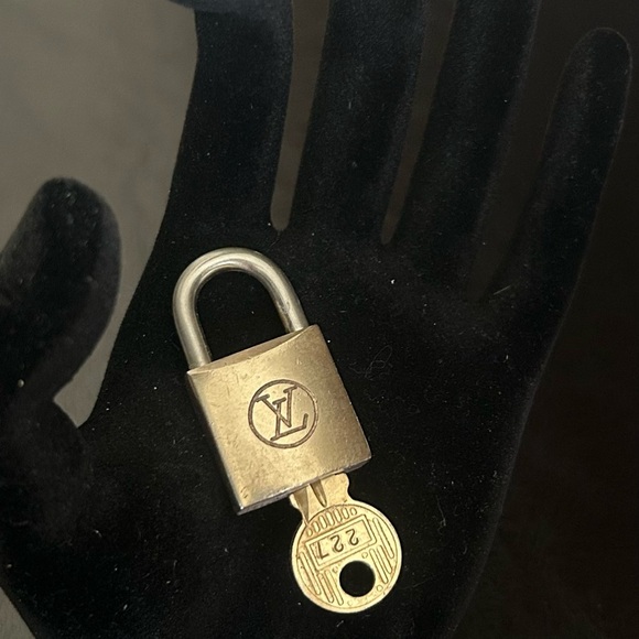 Louis Vuitton 200 series Lock & Key #227 - Picture 5 of 7